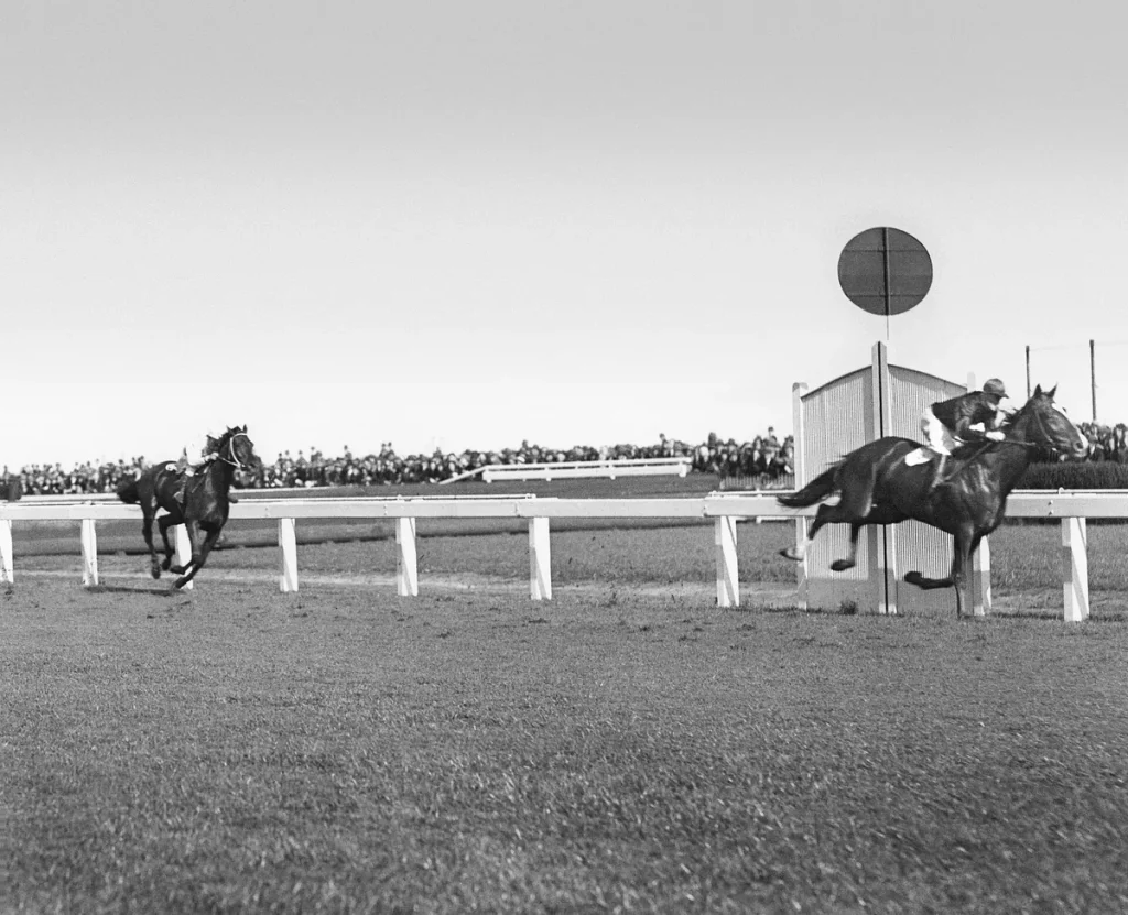 Rogilla wins the 1932 Caulfield Cup at Caulfield Racecourse
