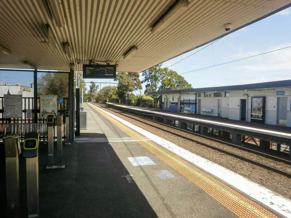 Platforms, railway tracks and ticket readers at Balaclava Station